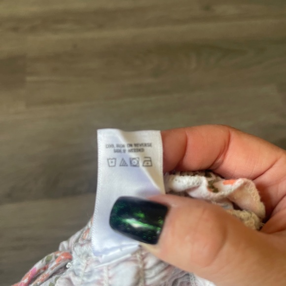 Aeropostale ladies size small floral halter top with cinch straps. So stretchy - Picture 5 of 9